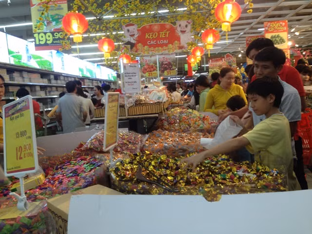Nửa đêm vẫn nghẹt thở xếp hàng sắm tết ảnh 3