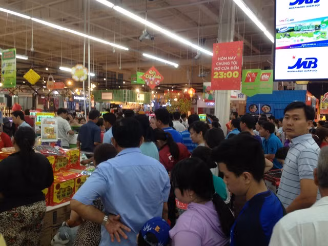Nửa đêm vẫn nghẹt thở xếp hàng sắm tết ảnh 11