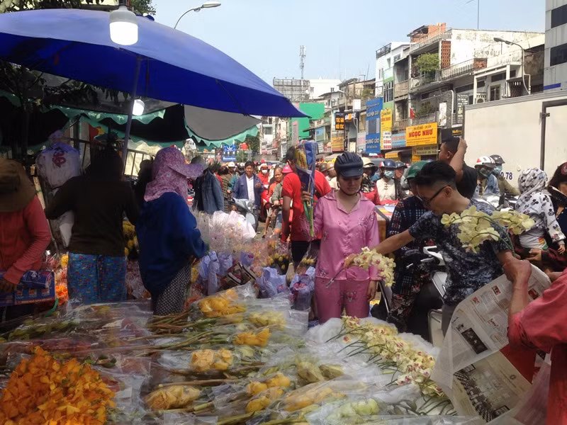 Hàng ngàn người chen chân ở chợ hoa sỉ lớn nhất Sài Gòn ảnh 7