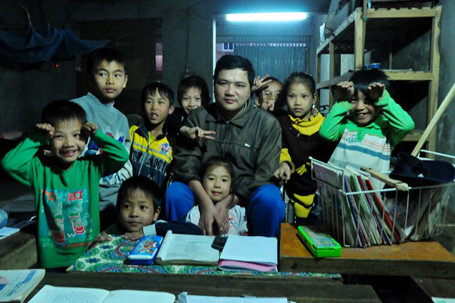 Dạo gần đây, sức khỏe bắt đầu yếu dần nhưng anh không dám đi khám vì lo nếu phát hiện ra nhiều bệnh lại không có tiền chữa. Nhiều phụ huynh đã bày tỏ mong muốn được trả phí dạy học cho các cháu (mỗi tháng 100.000đ/cháu) để Trường có thêm thu nhập để đảm bảo cho sức khỏe để dạy học cho các cháu nhỏ