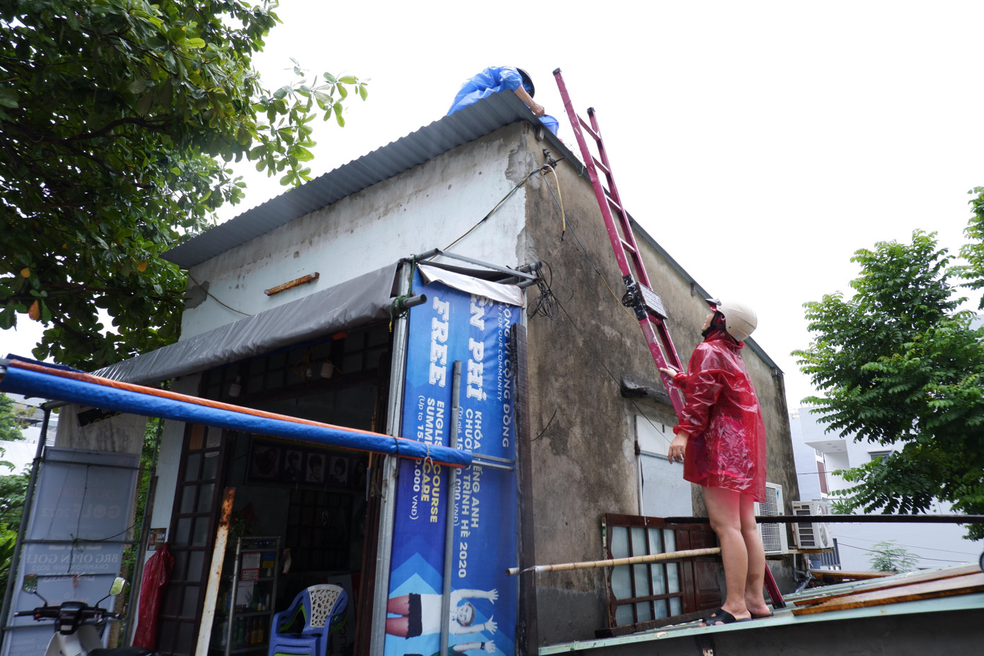 Ở khu vực dân cư cạnh cảng cá Thọ Quang, người dân đang tập trung chằng chống nhà cửa