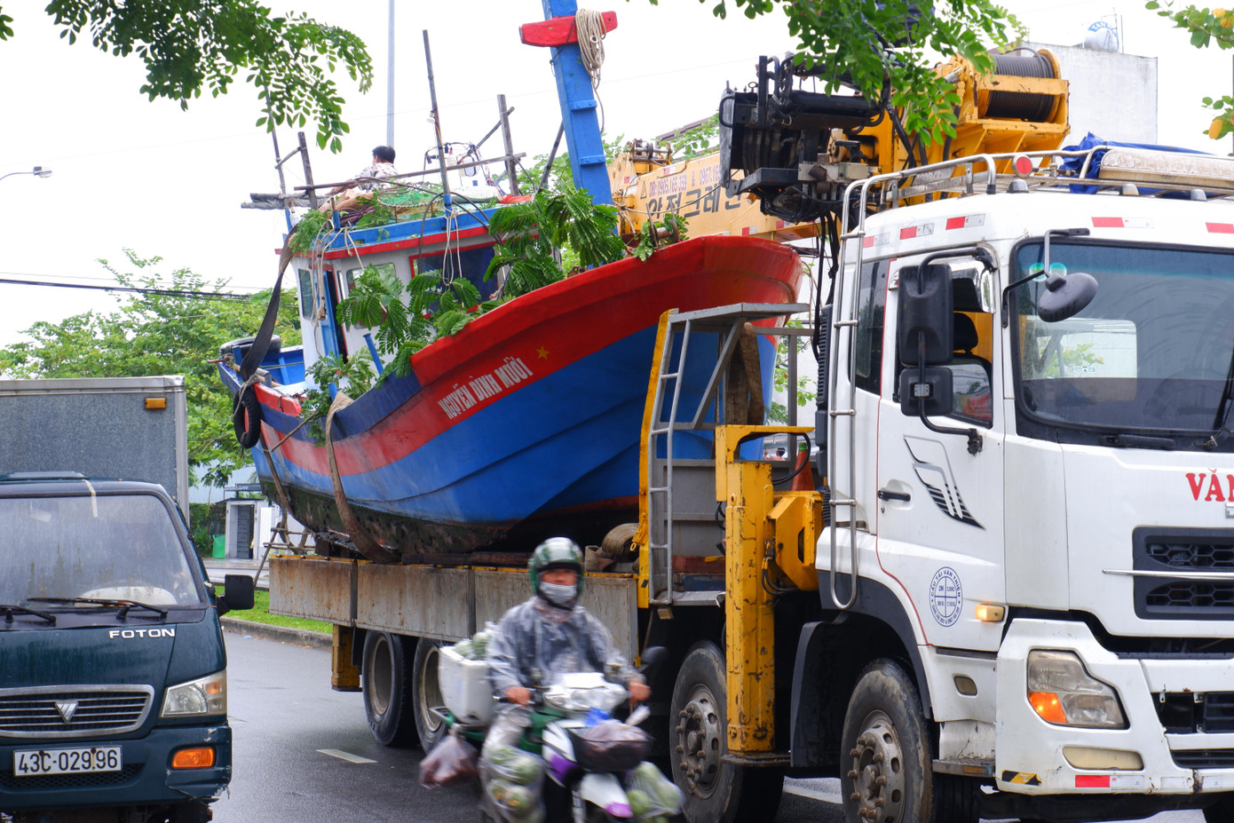 Trên đường vào khu vực cảng cá, phóng viên gặp một số tàu cá được đưa lên bờ để sửa chữa