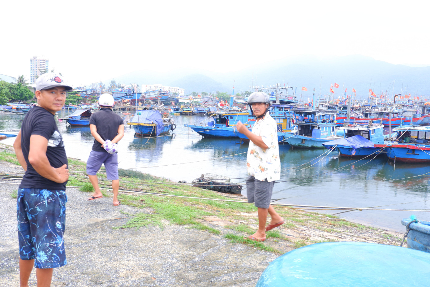 Các ngư dân cho biết, tàu cá được để sát, neo vào vào nhau để ngăn cản sức gió của bão.