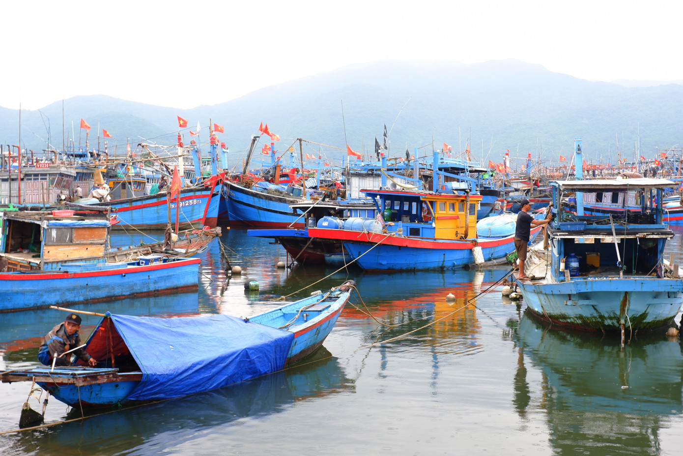 Một số người vẫn tranh thủ kiểm tra lần cuối các mối buộc, gia cố lại các cửa ra vào, của sổ trên tàu.