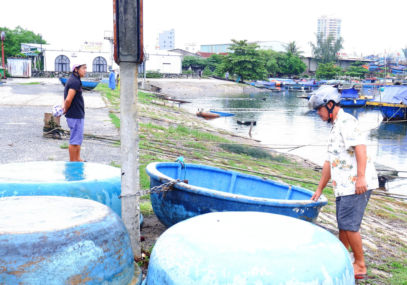 Thuyền thúng được đưa lên bờ, xích vào một điểm chắc chắn để tránh bị thổi bay, cuốn trôi