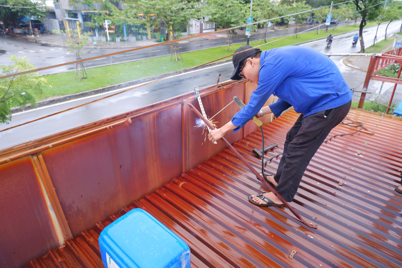 Nhiều người còn hàn lại các biển quảng cáo để tránh bị bão thổi bay