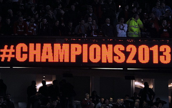 Bảng điện tử hiện lên dòng chữ 