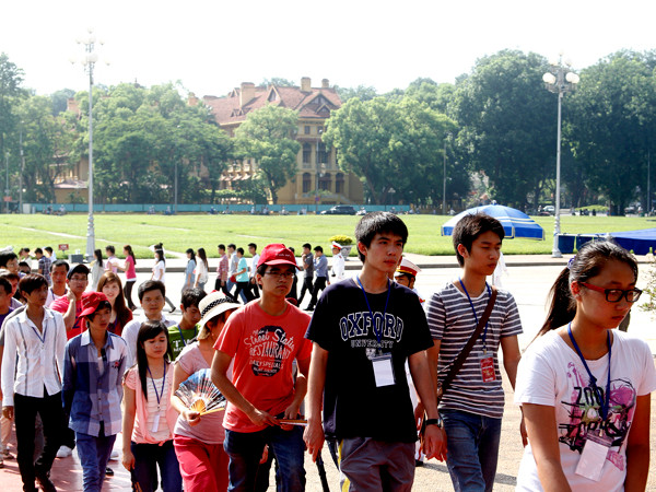 Không ít thành viên trong đoàn Trại hè Việt Nam 2012 đây là lần đầu tiên vào lăng viếng Bác