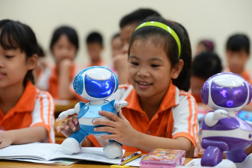 Các bạn học sinh và Robot TOSY. Các bạn học sinh và Robot TOSY