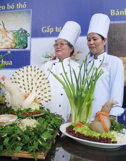 Món Giò bó thỏ do nghệ nhân ẩm thực Tôn Nữ Thị Hà và cộng sự thực hiện trong chương trình hướng dẫn du khách thực hành nấu món ăn Huế tại Trung tâm Văn hoá Phương Nam – Làng nghề Huế Ảnh Thanh Tùng