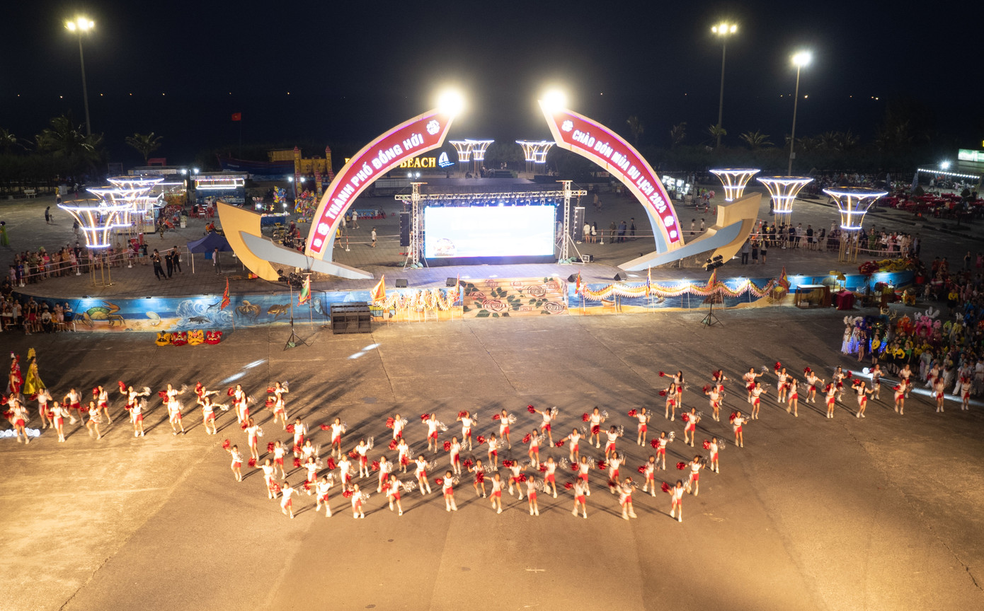 Sau khi diễu hành trên các tuyến phố, các đoàn tham gia lễ hội có màn đồng diễn tại quảng trường biển Bảo Ninh.