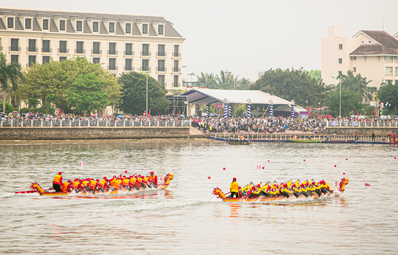 Các đội đua tranh tài ở cự ly 500m