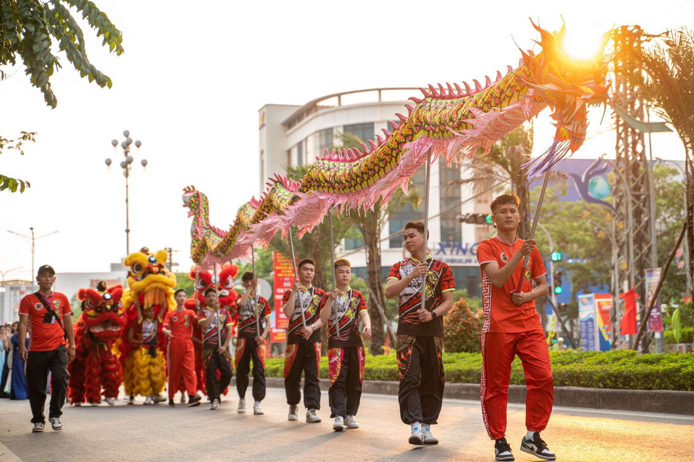 Đội lân sư rồng diễu hành trên phố.