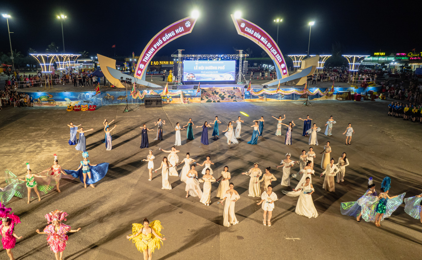 Nhiều trang phục đa sắc màu văn hóa được trình diễn tại lễ hội đường phố Đồng Hới 2024.