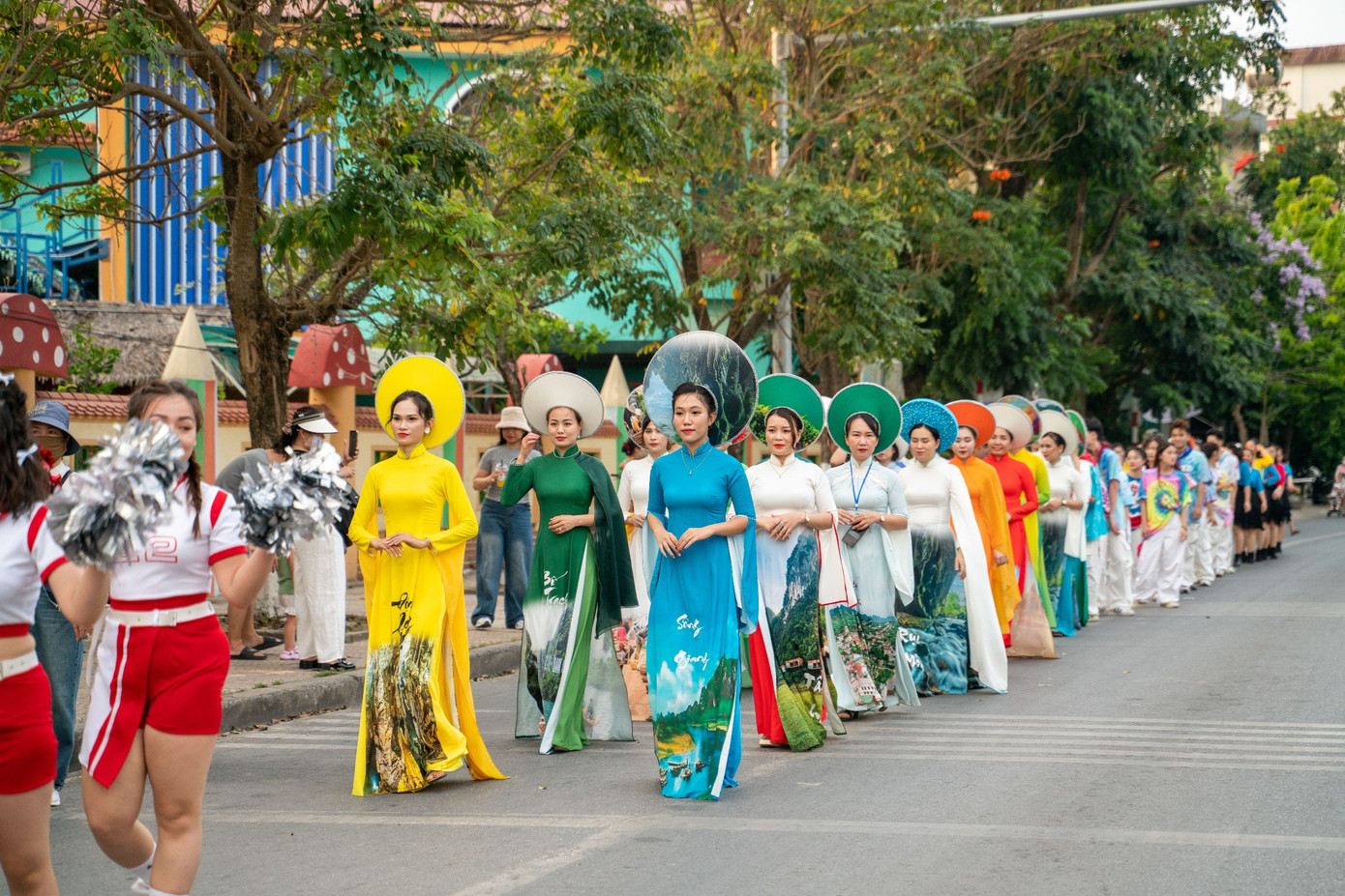 Áo dài truyền thống với các họa tiết in trên áo dài là điểm di tích, danh thắng của tỉnh Quảng Bình.