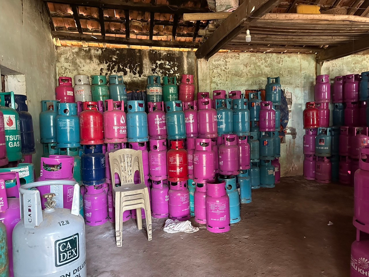Nhiều bình gas được phát hiện cất giấu trong nhà dân tại xã Quảng Tiến.