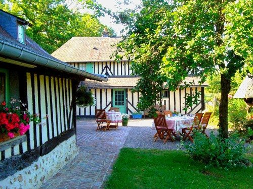 Ngôi làng nằm dài theo một trục đường chính. 