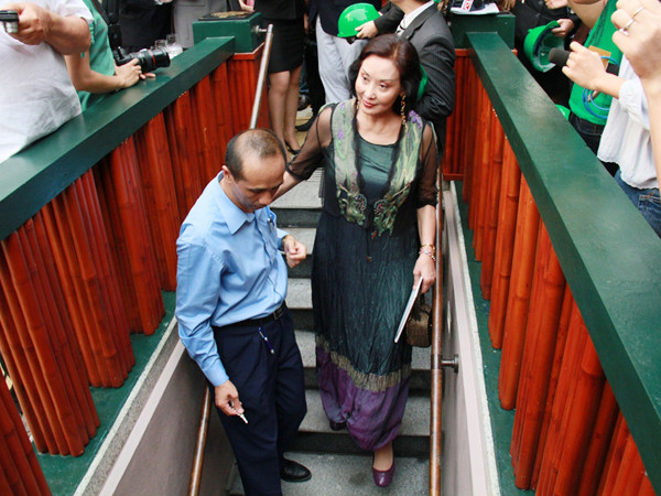 Bà Gemme Cruz Areneta bước xuống tham quan hầm trú ẩn Ảnh: Văn Dũng Lòng hầm trú ẩn