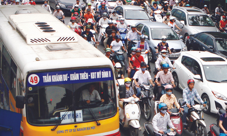 Cảnh ùn tắc thường xuyên xảy ra trên đường phố Hà Nội. Ảnh: Hồng Vĩnh