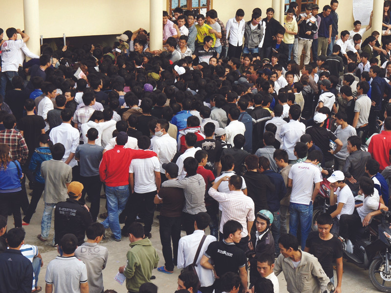 Trong số hàng ngàn lao động đăng ký dự thi tiếng Hàn không ít người nhờ cò lo lót chạy đi Hàn Quốc. Ảnh: A. Khánh