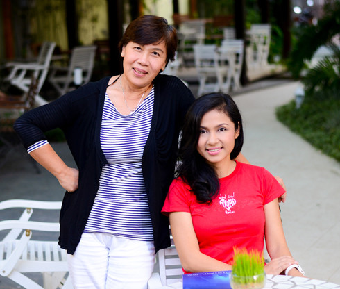 Việt Trinh và nữ biên kịch Châu Thổ gắn bó nhau như hình với bóng. Việt Trinh và nữ biên kịch Châu Thổ gắn bó nhau như hình với bóng