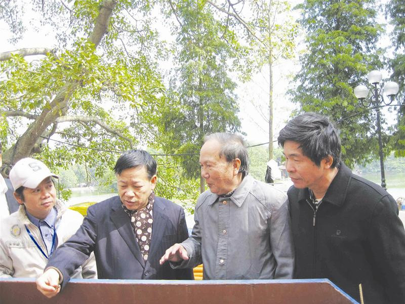 PGS.TS Hà Đình Đức (thứ hai, bên phải) cùng các quan chức UBND TP Hà Nội bên Hồ Gươm PGS.TS Hà Đình Đức (thứ hai, bên phải) cùng các quan chức UBND TP Hà Nội bên Hồ Gươm