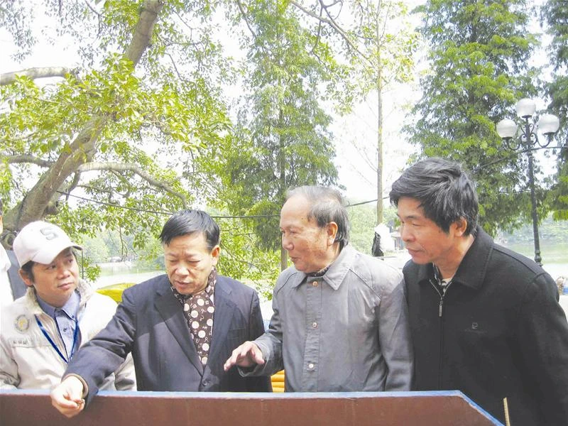 PGS.TS Hà Đình Đức (thứ hai, bên phải) cùng các quan chức UBND TP Hà Nội bên Hồ Gươm