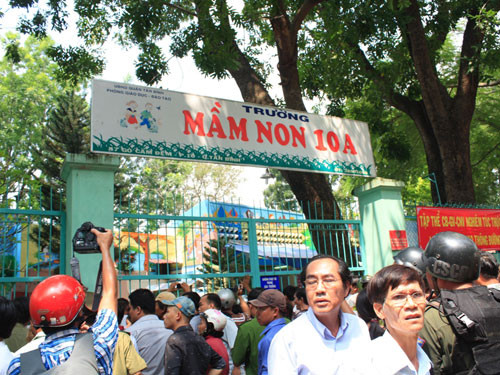 Ngay lúc đó, các giáo viên hoảng hốt lùa tất cả học sinh của mình vào các lớp và khóa chặt cửa lại