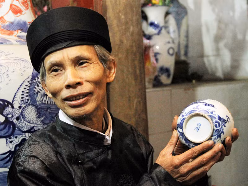 Ông Biện Xuân Phẩm, giới thiệu chiếc bát từ thời vua Lê - Chúa Trịnh dâng lễ tại đền