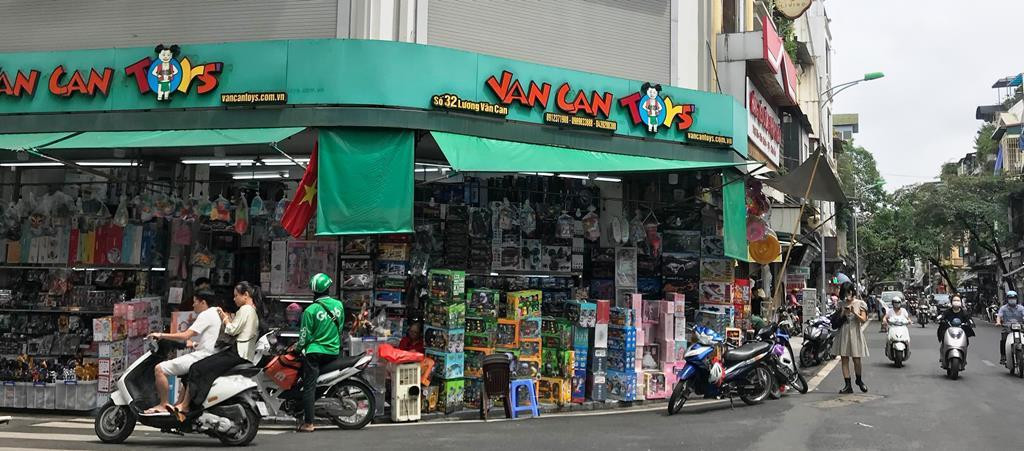 Phố đồ chơi Lương Văn Can ngày 31/5, trước ngày Quốc tế Thiếu nhi. Ảnh: Viết Hà Phố đồ chơi Lương Văn Can ngày 31/5, trước ngày Quốc tế Thiếu nhi. Ảnh: Viết Hà
