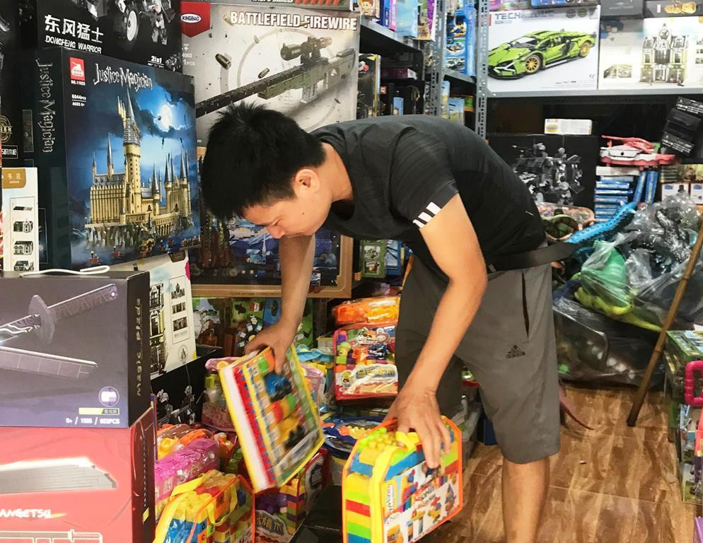Anh Kiên giới thiệu một vài sản phẩm đồ chơi trẻ em do doanh nghiệp Việt Nam sản xuất có tại cửa hàng. Ảnh: Viết Hà Anh Kiên giới thiệu một vài sản phẩm đồ chơi trẻ em do doanh nghiệp Việt Nam sản xuất có tại cửa hàng. Ảnh: Viết Hà