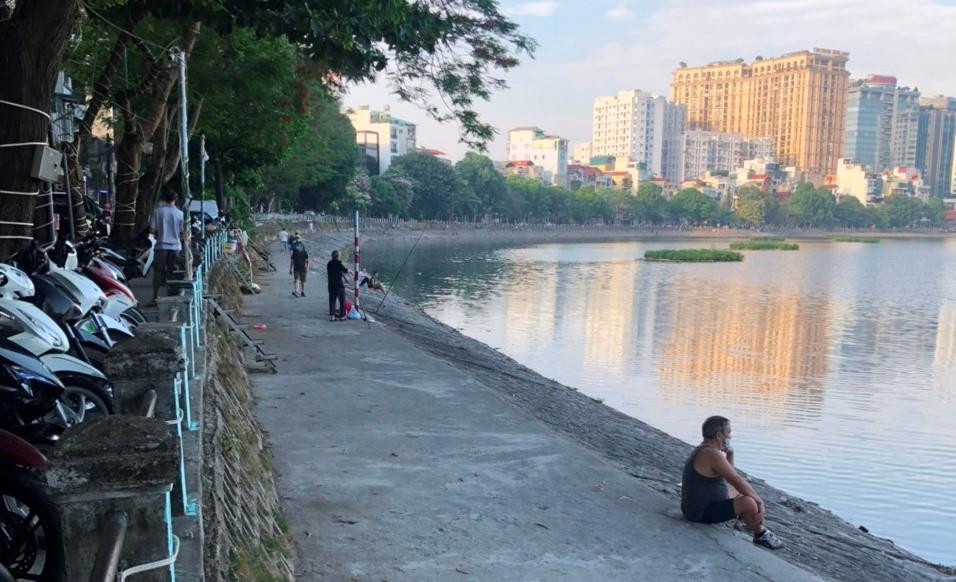 Các bàn ghế bán hàng đã được đưa ra khỏi đường đi bộ quanh hồ Hoàng Cầu Các bàn ghế bán hàng đã được đưa ra khỏi đường đi bộ quanh hồ Hoàng Cầu