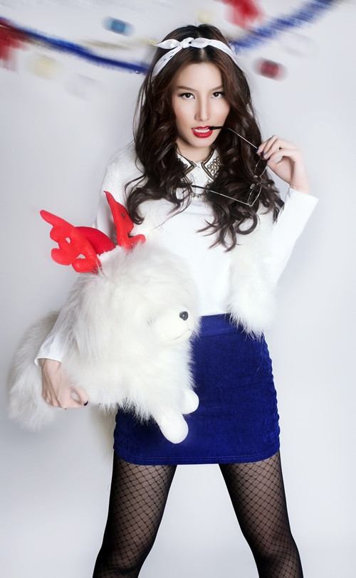 Tươi trẻ hơn, Diễm My kết hợp áo lông xù trắng tinh khôi và váy xanh cobalt, với phụ kiện là ruy băng tạo kiểu tóc cột "The Bow" đang khiến các nàng tiểu thư "phát sốt" trong năm nay.