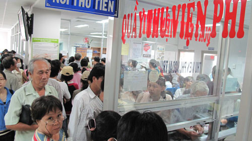 Bênh nhân và thân nhân chờ đóng viện phí ở Bệnh viện Nhân dân Gia Định, TP.HCM. Ảnh: T.Đạm (Tuổi Trẻ)