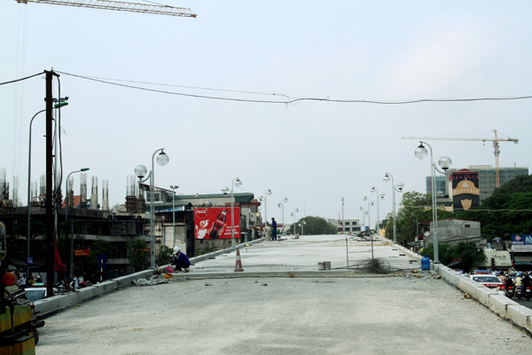 Cầu vượt Chùa Bộc - Tây Sơn mới đổ bê tông, chưa trải nhựa bề mặt cầu