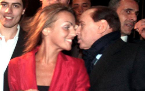 Berlusconi bên cạnh người tình Pascale chỉ đáng tuổi cháu