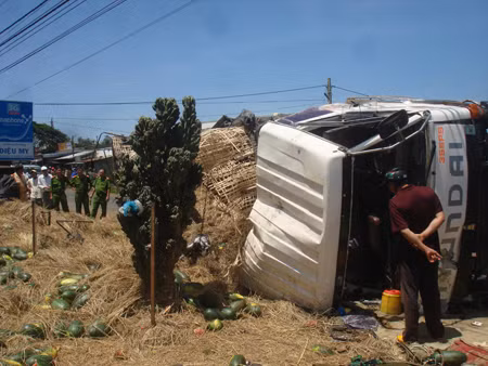 Chiếc xe ô tô bảy chỗ bẹp dúm. Chiếc xe ô tô 7 chỗ bẹp dúm