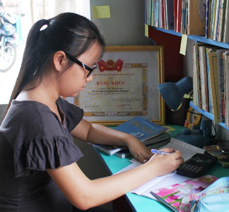 Trần Thị Thanh Lạc bên góc học tập