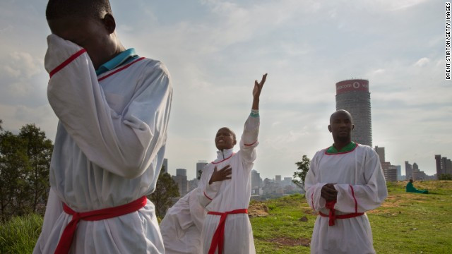  Những người theo đạo Cơ-đốc đau buồn, cầu nguyện cho ông Mandela trên đỉnh đỉnh đồi tại Johannesburg.