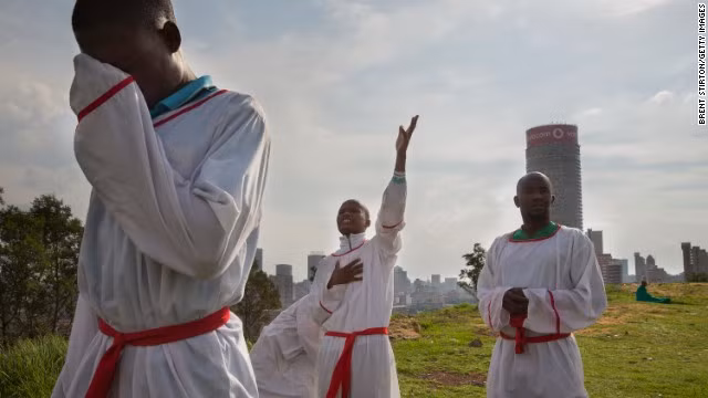  Những người theo đạo Cơ-đốc đau buồn, cầu nguyện cho ông Mandela trên đỉnh đỉnh đồi tại Johannesburg.