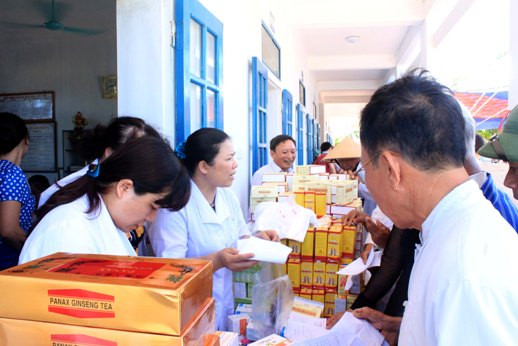 Từng người nhận quà, thuốc sau khi khám bệnh