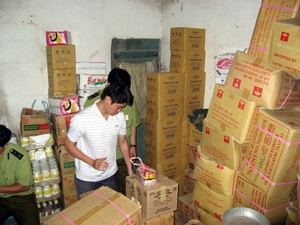 Kiểm tra một cơ sở mua bán thực phẩm tại Hà Nội