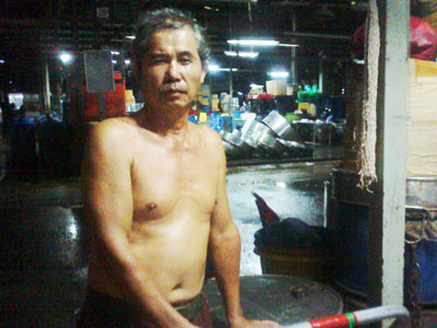 Sau khi nghỉ hưu ngành giáo dục, chú Mười làm thuê trong chợ đêm đã 8 năm