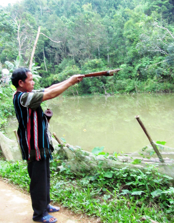 Ông Bríu Thiện biểu diễn lại cách phục trang khi đi săn cùng với chiếc Pananh huyền thoại. Ông Bríu Thiện biểu diễn lại cách phục trang khi đi săn cùng với chiếc Pananh huyền thoại