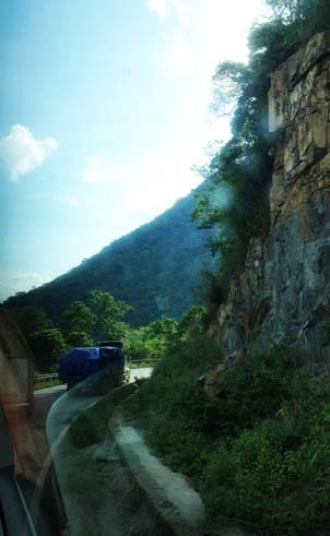 Khúc cua “khó thở” cho tài xế qua đèo Bảo Lộc