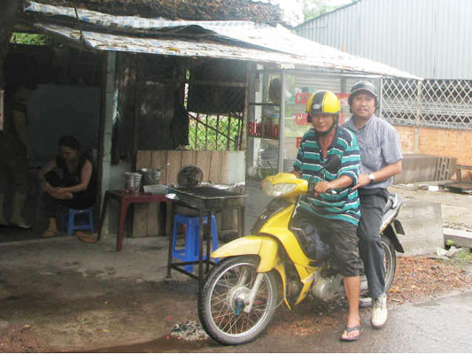 Rong ruổi cùng xe ôm là cháu nội Vua Thành Thái Bảo Tài chở tác giả đi công tác. Ảnh: Lao Động 