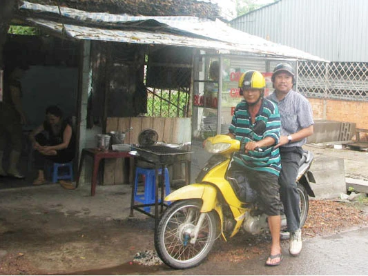 Rong ruổi cùng xe ôm là cháu nội Vua Thành Thái Bảo Tài chở tác giả đi công tác. Ảnh: Lao Động 