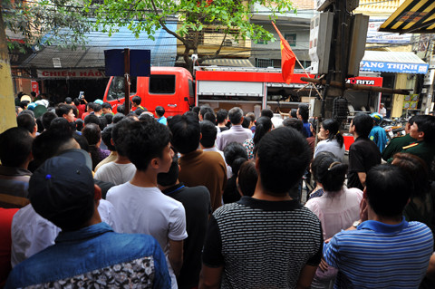 Đám cháy thu hút đám đông hiếu kỳ khiến lực lượng chức năng phải vất vả để dẹp đường cho xe cứu hỏa vào làm nhiệm vụ