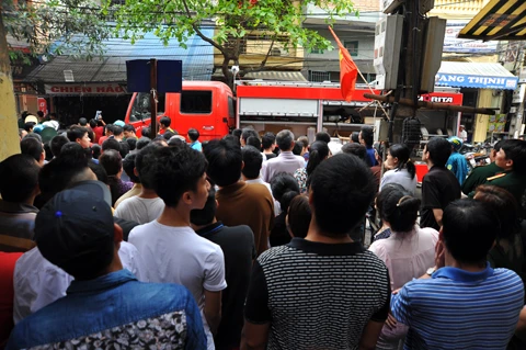 Đám cháy thu hút đám đông hiếu kỳ khiến lực lượng chức năng phải vất vả để dẹp đường cho xe cứu hỏa vào làm nhiệm vụ