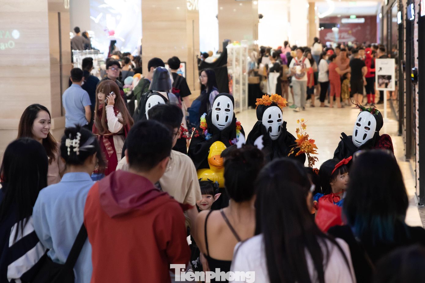 Tối 29/10, trước thềm lễ hội Halloween, hàng trăm bạn trẻ tại Thủ đô đổ về một Trung tâm thương mại ở Hà Nội để tham gia ngày hội hóa trang.